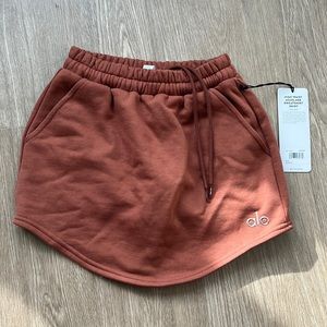 Alo high-waist accolade sweatshirt skirt in color rust. Size xxs. Brand new